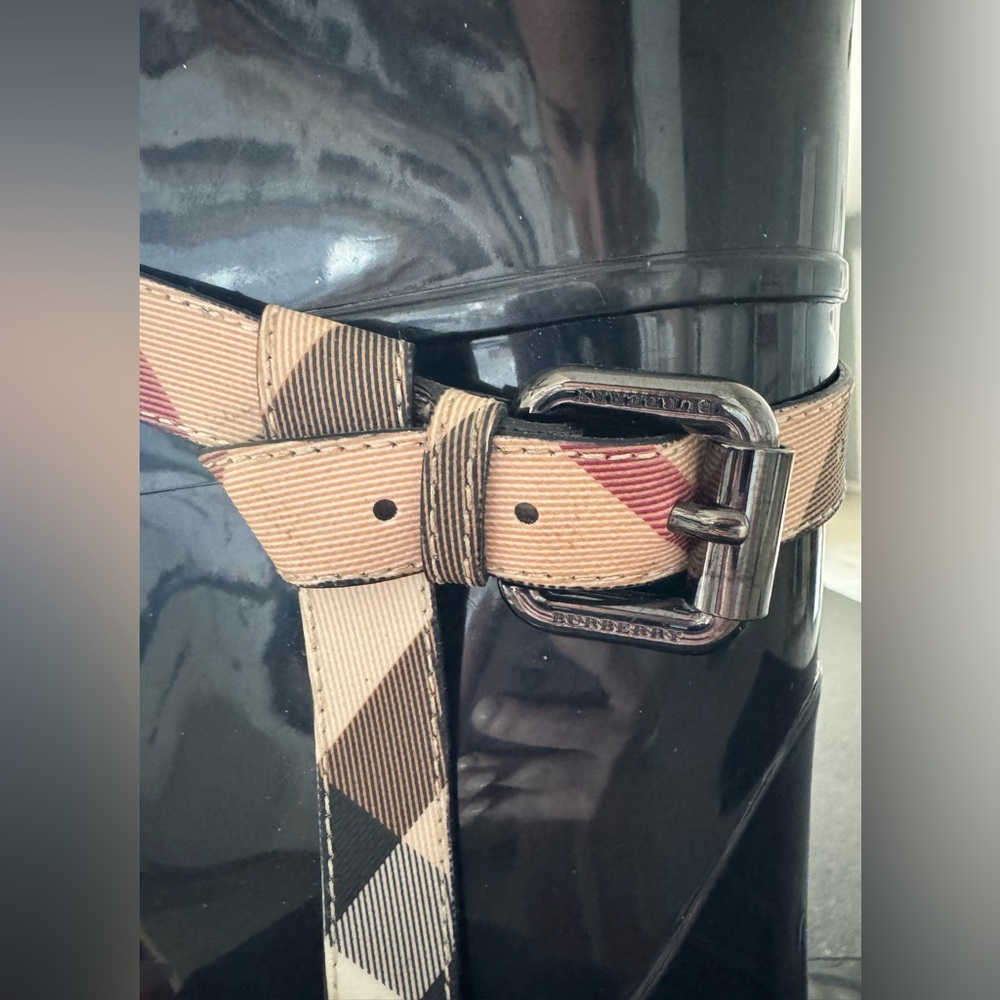 Burberry Women's Kenyon Nova Belt
Rainboots Size: 38 Made in Italy - Picture 4 of 13